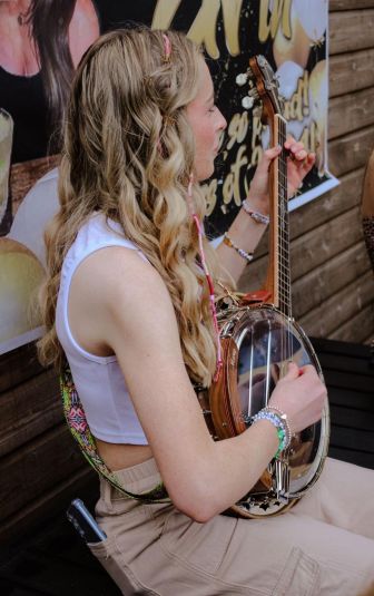 Mary McGarrigle playing a rioga euphonic tenor banjo