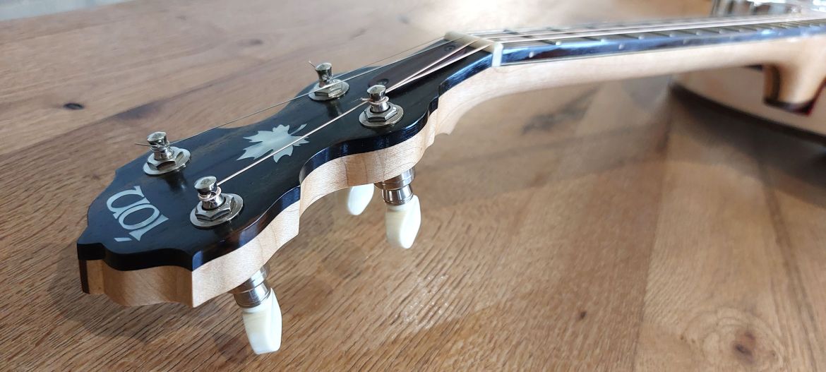 Rioga Maple Leaf with concave resonator