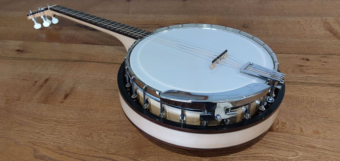 Rioga Maple Leaf with concave resonator